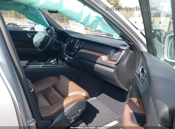 YV4H60DA5P1284358 2023 VOLVO XC60 RECHARGE PLUG-IN HYBRID Silver Widok wnętrza z przodu