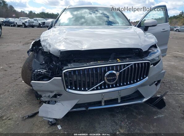 YV4H60DA5P1284358 2023 VOLVO XC60 RECHARGE PLUG-IN HYBRID Silver Widok z przodu