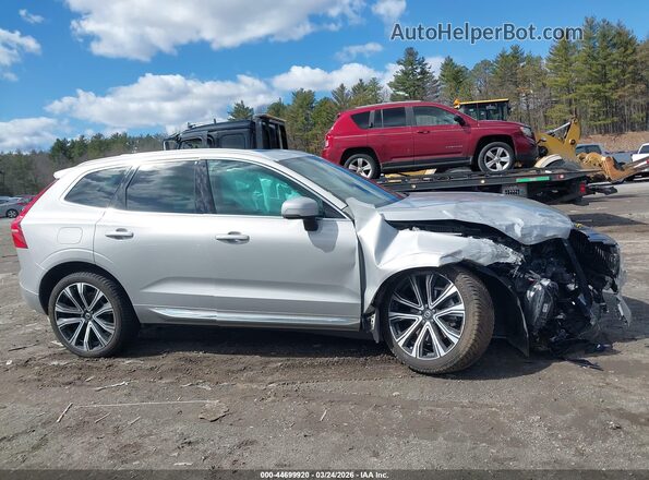 YV4H60DA5P1284358 2023 VOLVO XC60 RECHARGE PLUG-IN HYBRID Silver Widok wnętrza z tyłu