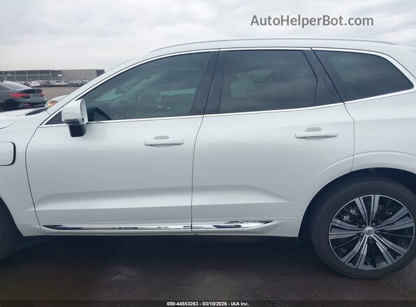 YV4H60DE4P1379321 2023 VOLVO XC60 RECHARGE PLUG-IN HYBRID White Widok wnętrza z tyłu