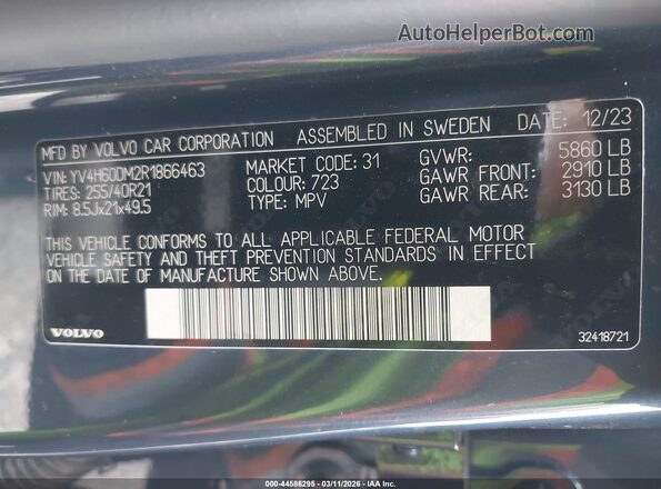 YV4H60DM2R1866463 2024 VOLVO XC60 RECHARGE PLUG-IN HYBRID Blue Vista del compartimento del motor