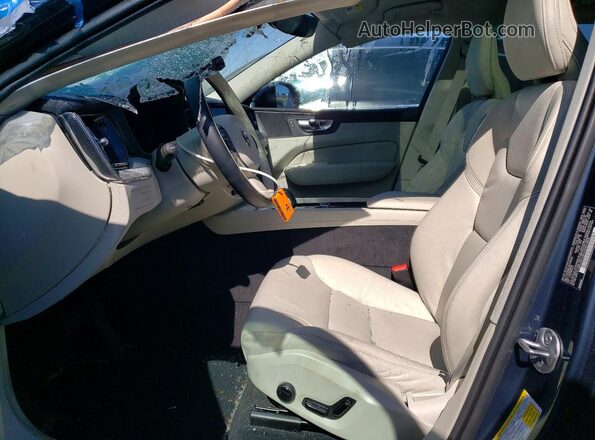 YV4H60RJ1S1018045 2025 VOLVO XC60 Blue Vista interior delantera