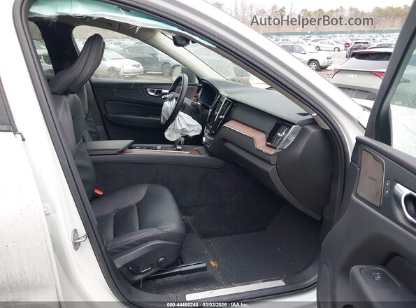 YV4L12RW8P1340687 2023 VOLVO XC60 White Սալոնի դիմացի տեսք