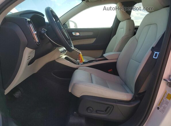 YV4L12UC0T2700326 2026 VOLVO XC40 White Widok wnętrza z przodu