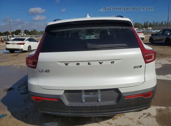 YV4L12UC0T2700326 2026 VOLVO XC40 White Widok z tyłu