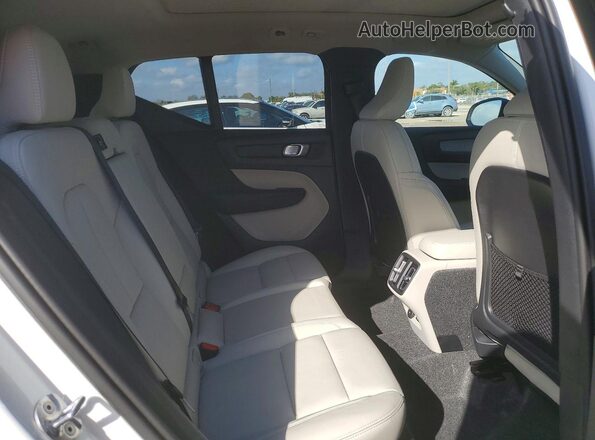 YV4L12UC0T2700326 2026 VOLVO XC40 White Widok wnętrza z tyłu