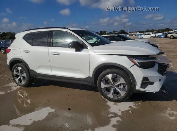 YV4L12UC0T2700326 2026 VOLVO XC40 White Przód prawy