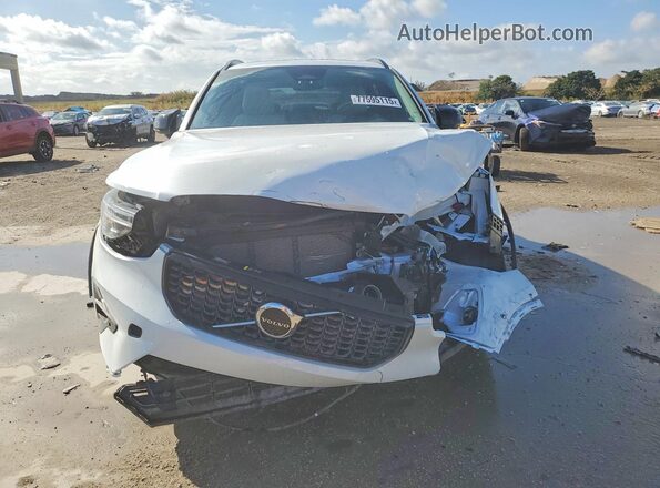 YV4L12UC0T2700326 2026 VOLVO XC40 White Widok z przodu