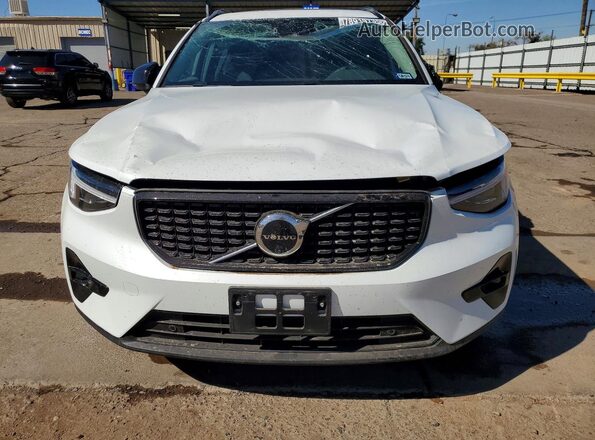 YV4L12UC3T2738309 2026 VOLVO XC40 Белый Вид спереди