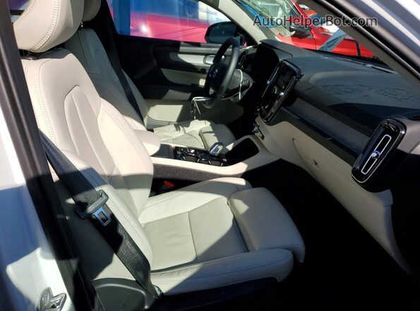 YV4L12UC5S2609227 2025 VOLVO XC40 White Front interior view