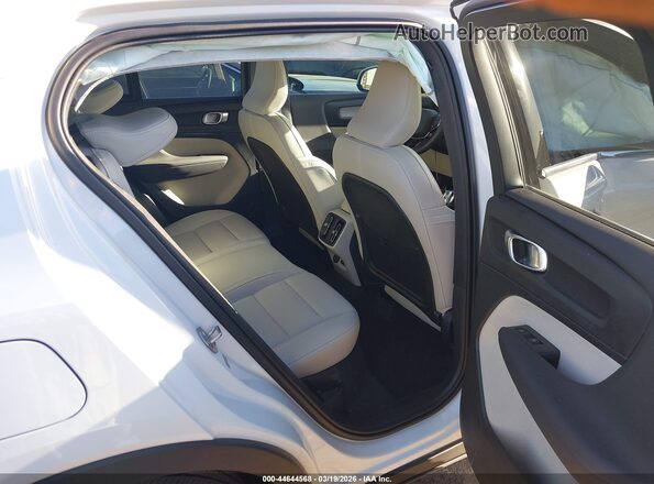 YV4L12UE2S2574809 2025 VOLVO XC40 White 