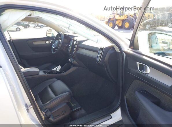 YV4L12UE7S2502665 2025 VOLVO XC40 Белый Вид салона спереди