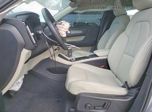 YV4L12UE9R2307628 2024 VOLVO XC40 Silver 
