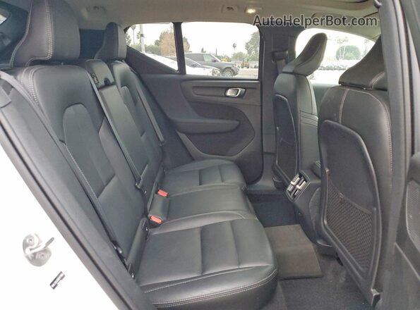 YV4L12UJ5S2477083 2025 VOLVO XC40 White 