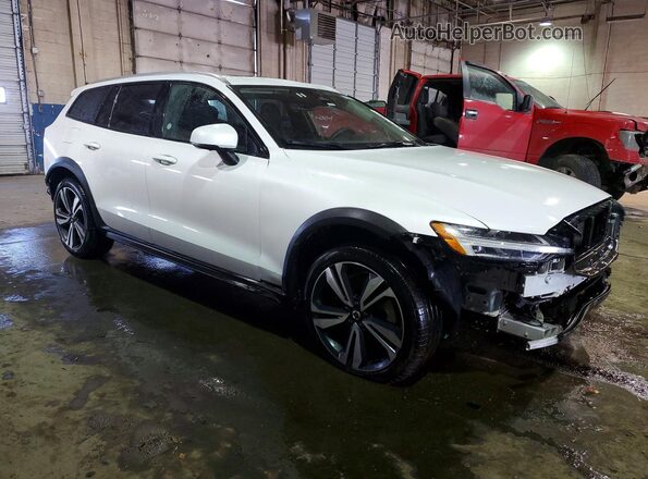 YV4L12WK6S2146163 2025 VOLVO V60 White Delantero derecho