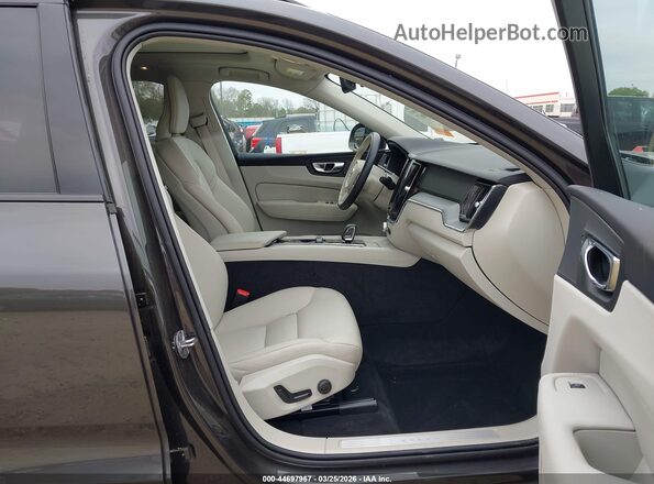 YV4M12RJXS1050663 2025 VOLVO XC60 Gray Widok wnętrza z przodu