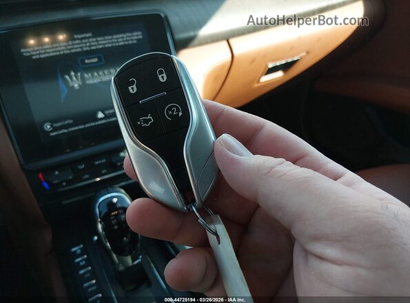 ZAM56YPL3J1281477 2018 MASERATI QUATTROPOR White Vista del salpicadero