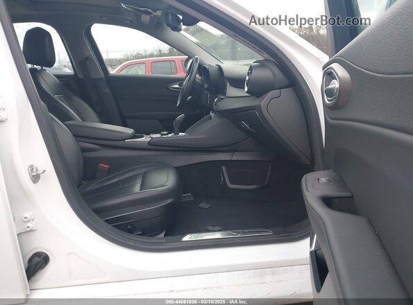 ZARFAMBN0M7644494 2021 ALFA ROMEO GIULIA White Front interior view