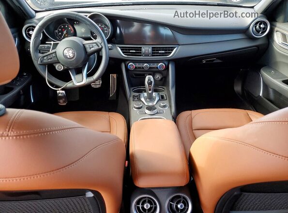 ZARFAMBN0P7676656 2023 ALFA ROMEO GIULIA Gray Widok deski rozdzielczej