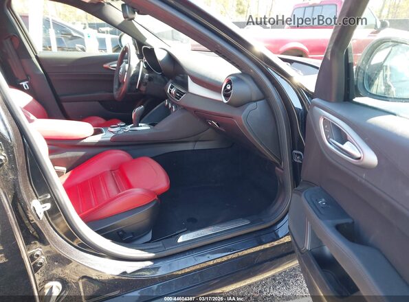 ZARFAMBN1R7678094 2024 ALFA ROMEO GIULIA Черный Вид салона спереди