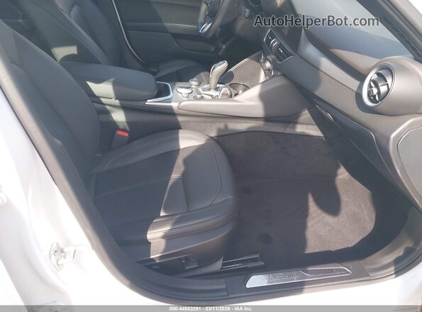 ZARFAMBN1R7684039 2024 ALFA ROMEO GIULIA White Սալոնի դիմացի տեսք
