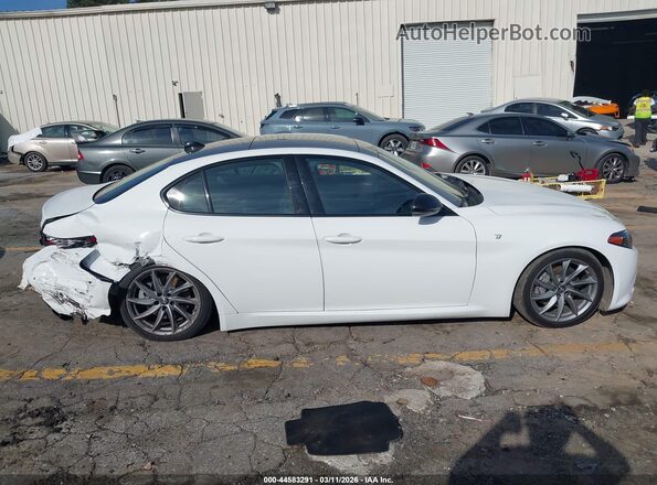 ZARFAMBN1R7684039 2024 ALFA ROMEO GIULIA White Սալոնի հետևի տեսք