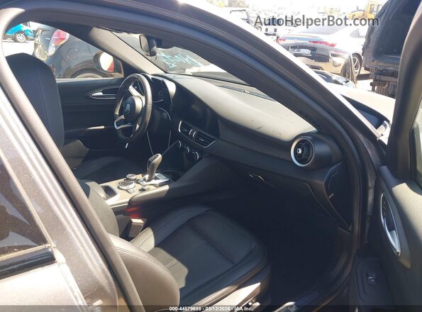 ZARFAMBN3N7665440 2022 ALFA ROMEO GIULIA Gray Vista interior delantera