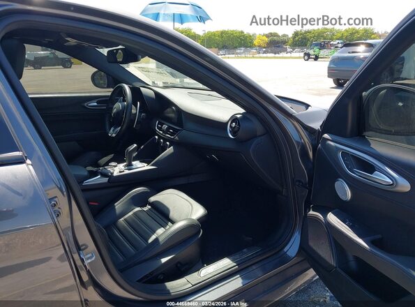 ZARFAMBN3R7680400 2024 ALFA ROMEO GIULIA Gray Widok wnętrza z przodu