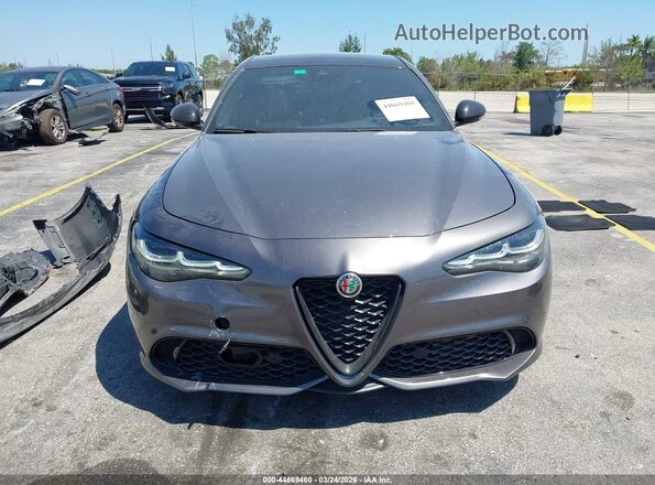 ZARFAMBN3R7680400 2024 ALFA ROMEO GIULIA Gray Widok wnętrza z tyłu