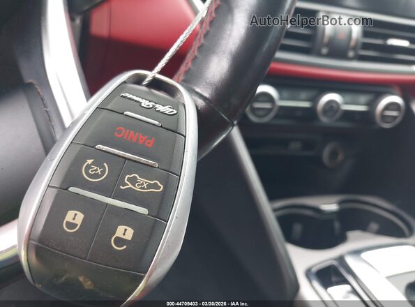ZARFAMBN7L7630543 2020 ALFA ROMEO GIULIA Black Widok deski rozdzielczej