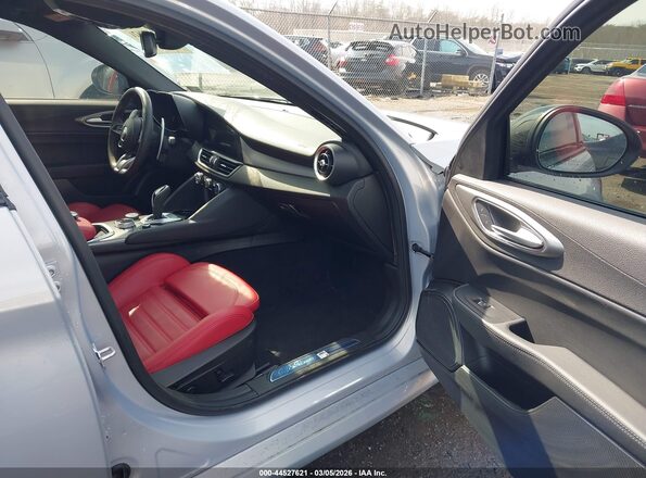 ZARFANAN4S7689426 2025 ALFA ROMEO GIULIA Light Blue Vista interior delantera