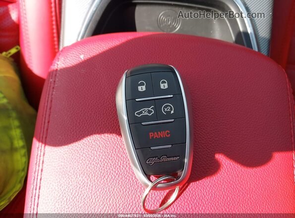 ZARFANAN4S7689426 2025 ALFA ROMEO GIULIA Light Blue Vista del salpicadero