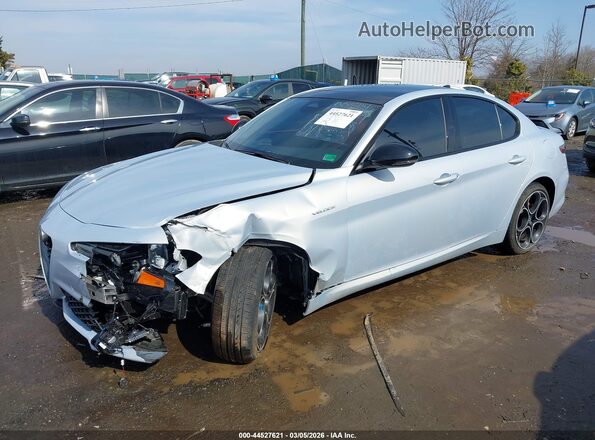 ZARFANAN4S7689426 2025 ALFA ROMEO GIULIA Light Blue Vista tres cuartos delantera izquierda
