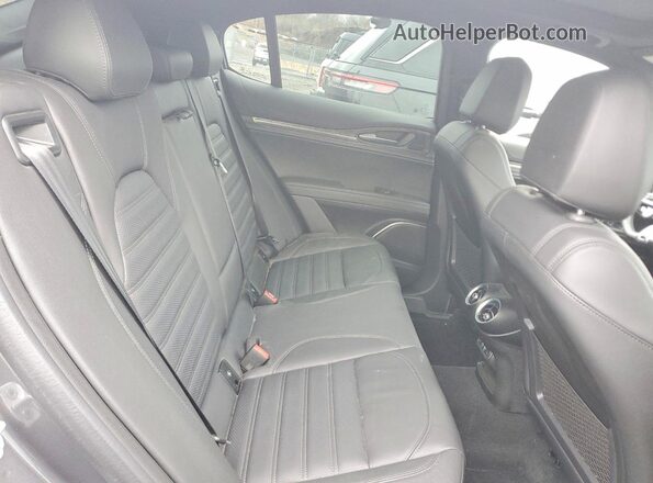 ZASPAKEV8P7D67930 2023 ALFA ROMEO STELVIO Gray Вид задньої частини салону