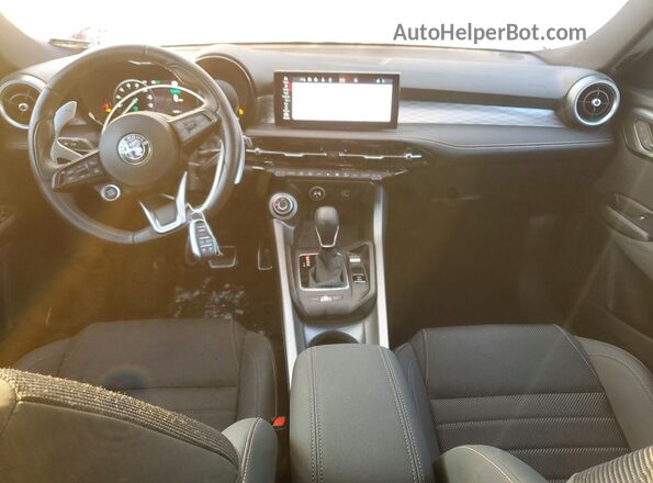 ZASPATCW6R3053394 2024 ALFA ROMEO OTHER Red Vista del salpicadero