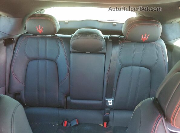 ZN661XUS9JX284280 2018 MASERATI LEVANTE Black Հետևի նստատեղերի տեսք