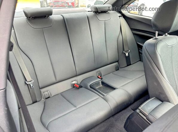 WBA2J7C51JVB28483 2018 BMW M2 White Vista del salpicadero