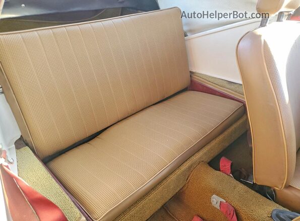 1402571366 1970 VOLKSWAGEN KARMANGHIA Red Vista de los asientos traseros