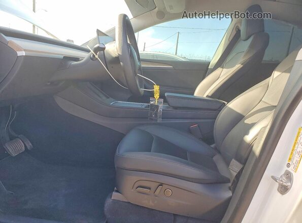 7SAYGDEE0PA052489 2023 TESLA MODEL Y White Vista del salpicadero