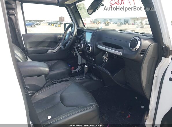 1C4BJWFG2GL137950 2016 JEEP WRANGLER UNLIMITED White Widok wnętrza z przodu