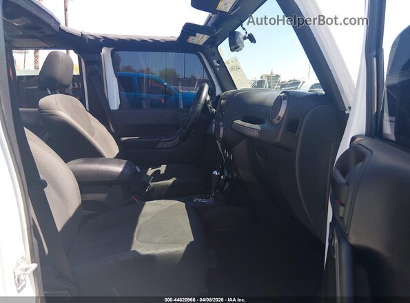 1C4HJWDG2GL162344 2016 JEEP WRANGLER UNLIMITED Белый Вид салона спереди
