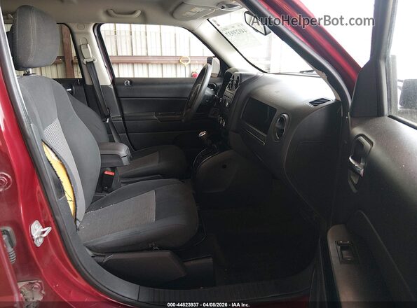 1C4NJRBB0GD685920 2016 JEEP PATRIOT Maroon Front interior view