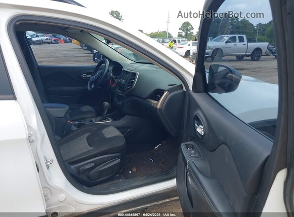 1C4PJLAB6GW284299 2016 JEEP CHEROKEE White Front interior view
