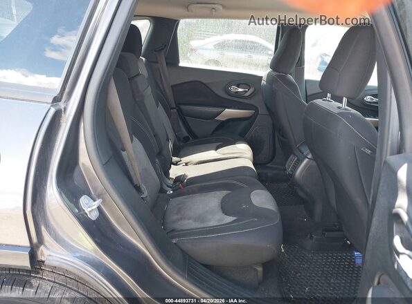 1C4PJMCB8JD586571 2018 JEEP CHEROKEE Gray Widok naklejki z numerem VIN