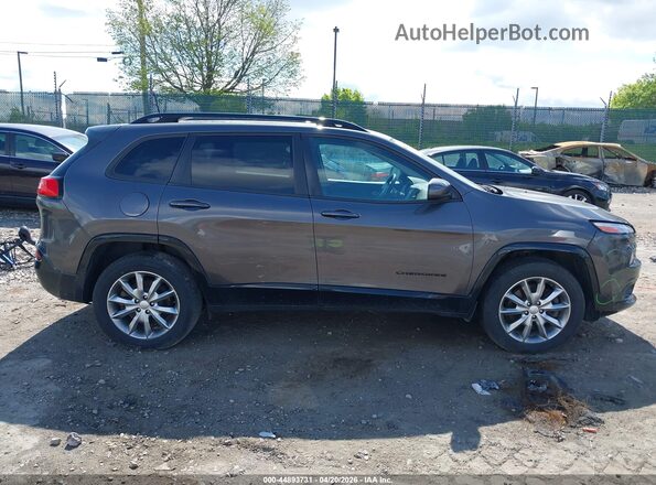 1C4PJMCB8JD586571 2018 JEEP CHEROKEE Gray Widok wnętrza z tyłu