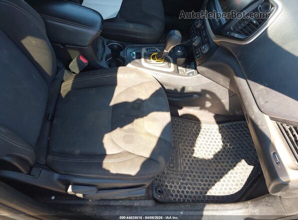 1C4PJMCS3HW530522 2017 JEEP CHEROKEE Silver Front interior view