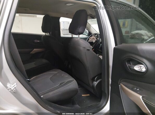 1C4PJMCS5HD220528 2017 JEEP CHEROKEE Silver Widok naklejki z numerem VIN