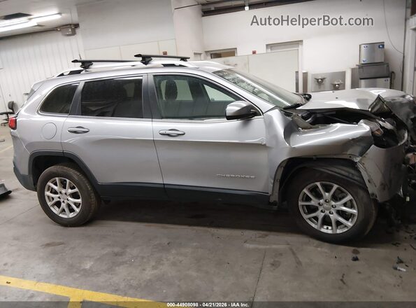 1C4PJMCS5HD220528 2017 JEEP CHEROKEE Silver Widok wnętrza z tyłu