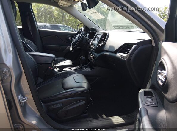 1C4PJMLB5KD287301 2019 JEEP CHEROKEE Silver Vista interior delantera