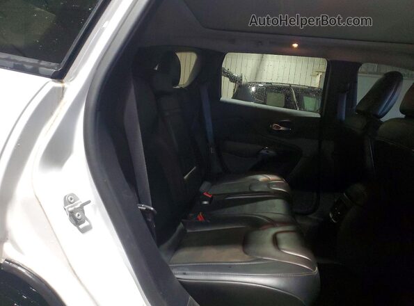 1C4PJMLB6KD400348 2019 JEEP CHEROKEE White უკანა სალონის ხედი